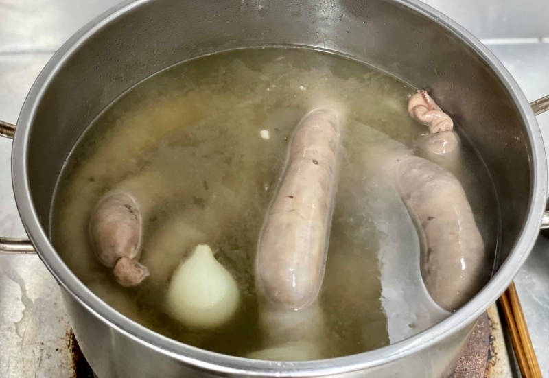 Lòng heo nhồi thịt chiên ngon lạ, ai ăn cũng mê Luộc lòng heo sau khi đã nhồi xong nhân