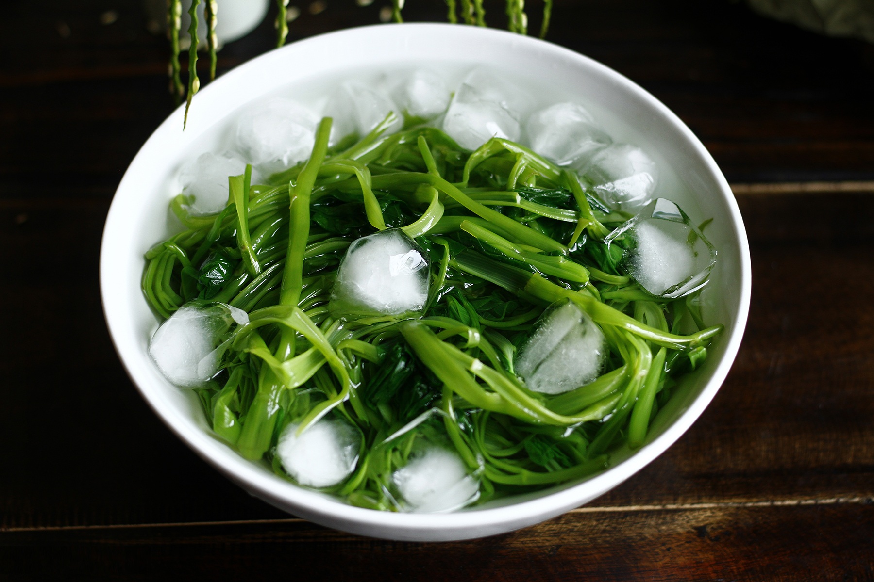 Đổi vị ngày hè bằng cách làm nộm rau muống giòn ngon Rau muống luộc ngâm với đá để giòn ngon hơn