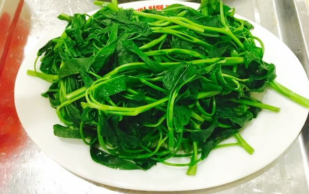 Đổi vị ngày hè bằng cách làm nộm rau muống giòn ngon Cách luộc rau muống xanh giòn