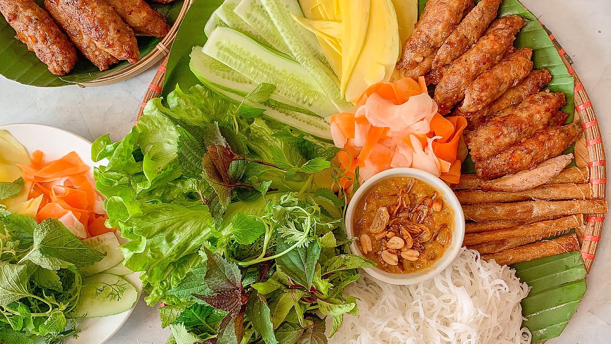Món ngon cuối tuần: 4 món ngon cho buổi chiều cuối tuần Món ngon cuối tuần - Nem nướng món ăn đậm vị