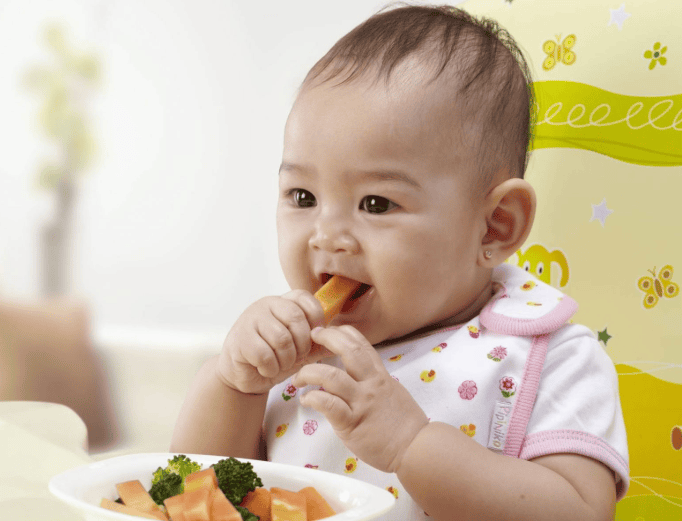 Ăn dặm BLW: Trào lưu hay xu hướng khoa học? Rất nhiều trẻ em to ra thích thú với phương pháp ăn dặm BLW