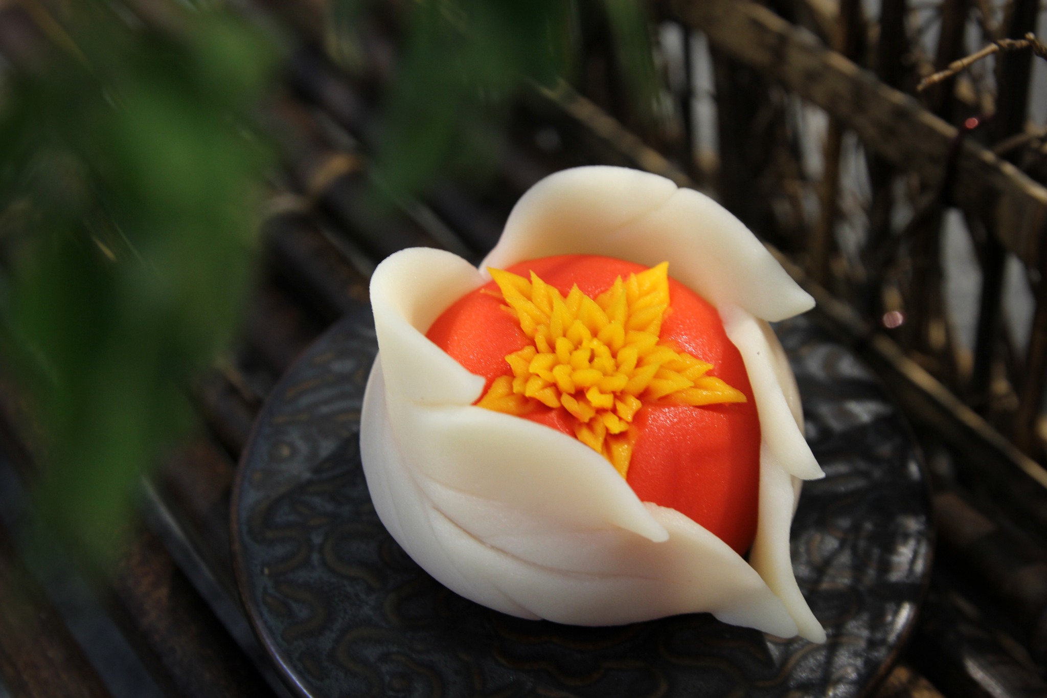 Chiêm ngưỡng bộ bánh wagashi lấy ý tưởng 50 năm ngày Giải phóng miền Nam Đôi cánh chim bồ câu màu trắng vừa là biểu tượng hòa bình, vừa như bàn tay ôm trọn Đất nước chào mừng 50 năm ngày giải phóng miền Nam, thống nhất đất nước.