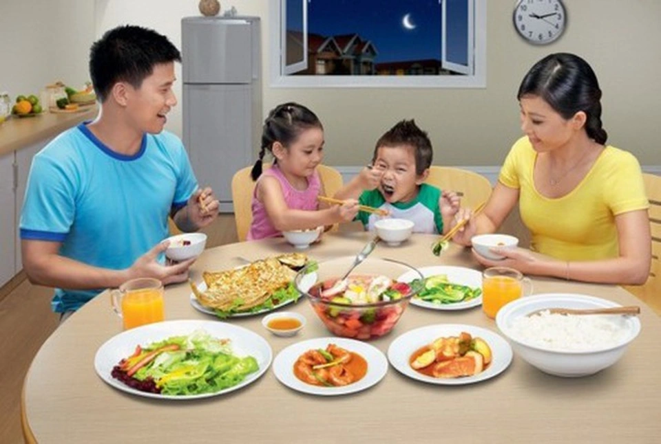 Ăn dặm BLW: Trào lưu hay xu hướng khoa học? Trẻ học hỏi được từ người lớn khi được ngồi ăn chung