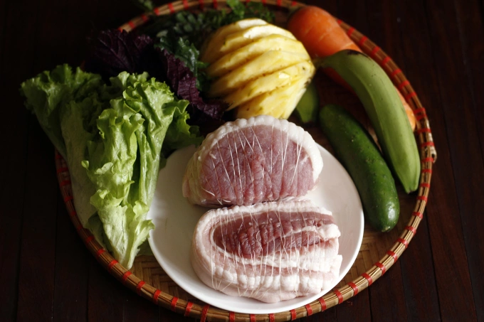 Chiêu đãi gia đình món thịt luộc 2 đầu da dễ làm ngày nghỉ lễ buoc 1 so che