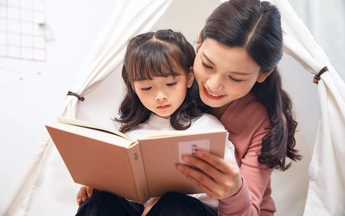 Trẻ nghỉ hè sớm: Làm gì để con không ‘ngập’ màn hình Đọc sách cùng con để giảm bớt tác hại của thiết bị điện tử