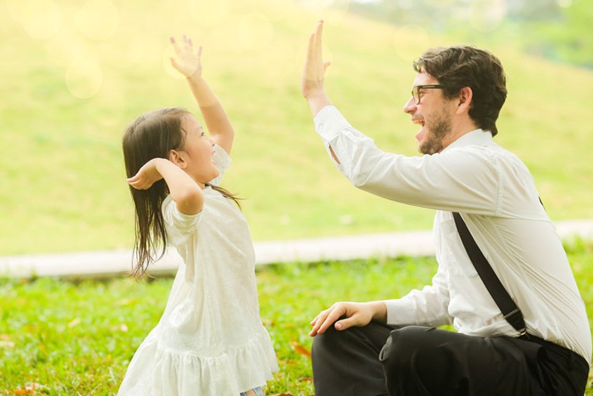 Trẻ nghỉ hè sớm: Làm gì để con không ‘ngập’ màn hình Luôn kiên nhẫn và động viên để khích lệ trẻ vui chơi