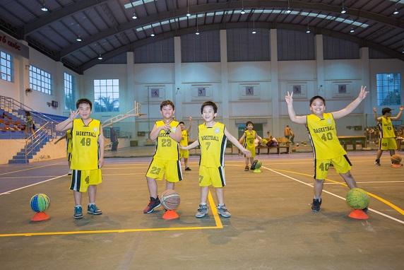 Trẻ nghỉ hè sớm: Làm gì để con không ‘ngập’ màn hình Trẻ tham gia hoạt động thể thao để nâng cao sức khỏe