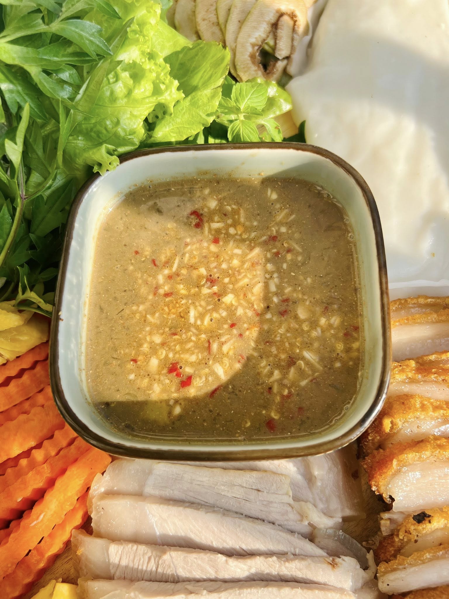 Chiêu đãi gia đình món thịt luộc 2 đầu da dễ làm ngày nghỉ lễ Không cần ra quán, ngồi nhà cũng thưởng thức món thịt luộc 2 đầu da ngon như ngoài tiệm.
