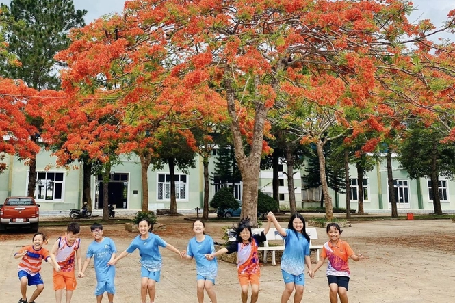 Trẻ nghỉ hè sớm: Làm gì để con không ‘ngập’ màn hình Mùa hoa phượng nở rộ báo hiệu kì nghỉ hè của trẻ đến.