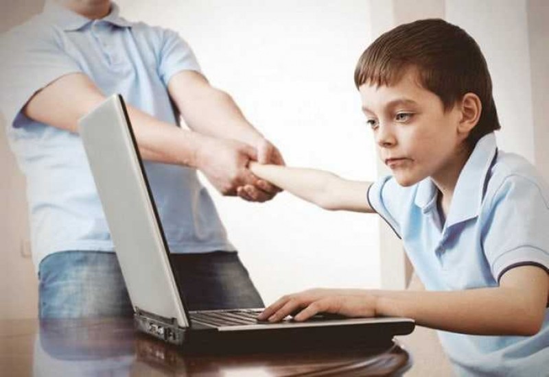 Trẻ nghỉ hè sớm: Làm gì để con không ‘ngập’ màn hình Thiết bị điện tử có tác hại xấu đến trẻ
