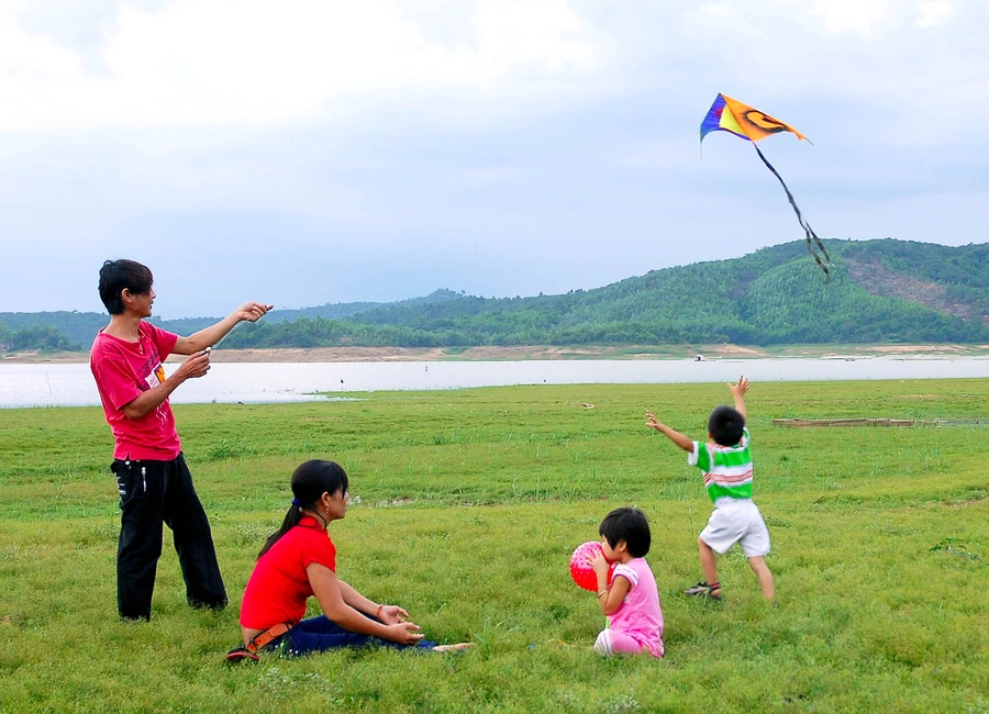 Trẻ nghỉ hè sớm: Làm gì để con không ‘ngập’ màn hình Trẻ sẽ có kì nghỉ hè trọn vẹn khi có sự đồng hành của bố mẹ