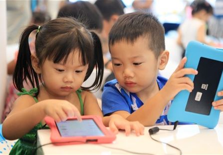 Trẻ nghỉ hè sớm: Làm gì để con không ‘ngập’ màn hình Trẻ cần giới hạn thời gian sử dụng thiết bị tử và có sự giám sát của người lớn