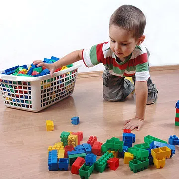 Dạy con tự lập từ 2 tuổi – Có quá sớm? Trẻ sẽ có thói quen tự dọn dẹp đồ chơi nếu được rèn luyện sớm