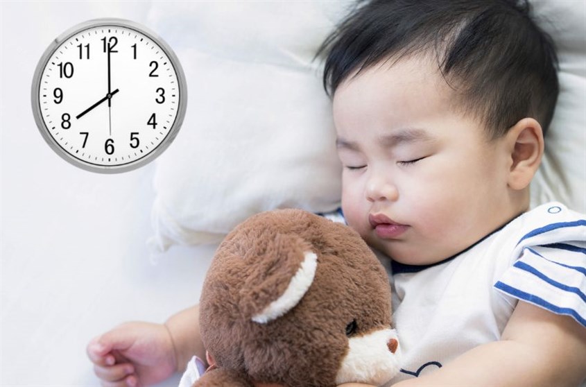 Lịch sinh hoạt cho bé giúp mẹ nhàn tênh Dưới 6 tháng tuổi trẻ cần đi ngủ trước 8h tối để đảm bảo phát triển toàn diện.