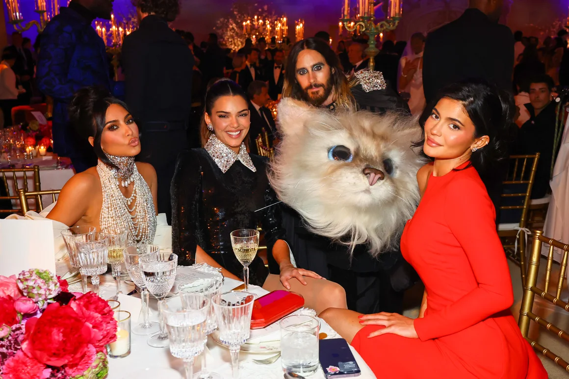 Met Gala 2025: Tôn vinh nghệ thuật may đo và phong cách Black dandyism Bên trong Met Gala 2025, về mặt kỹ thuật chỉ được phép chụp ảnh chuyên nghiệp. Anna Wintour cố gắng giữ cho sự kiện không có phương tiện truyền thông xã hội và không khuyến khích sử dụng điện thoại tại bàn. Ảnh: Arturo Holmes/MG23/Getty