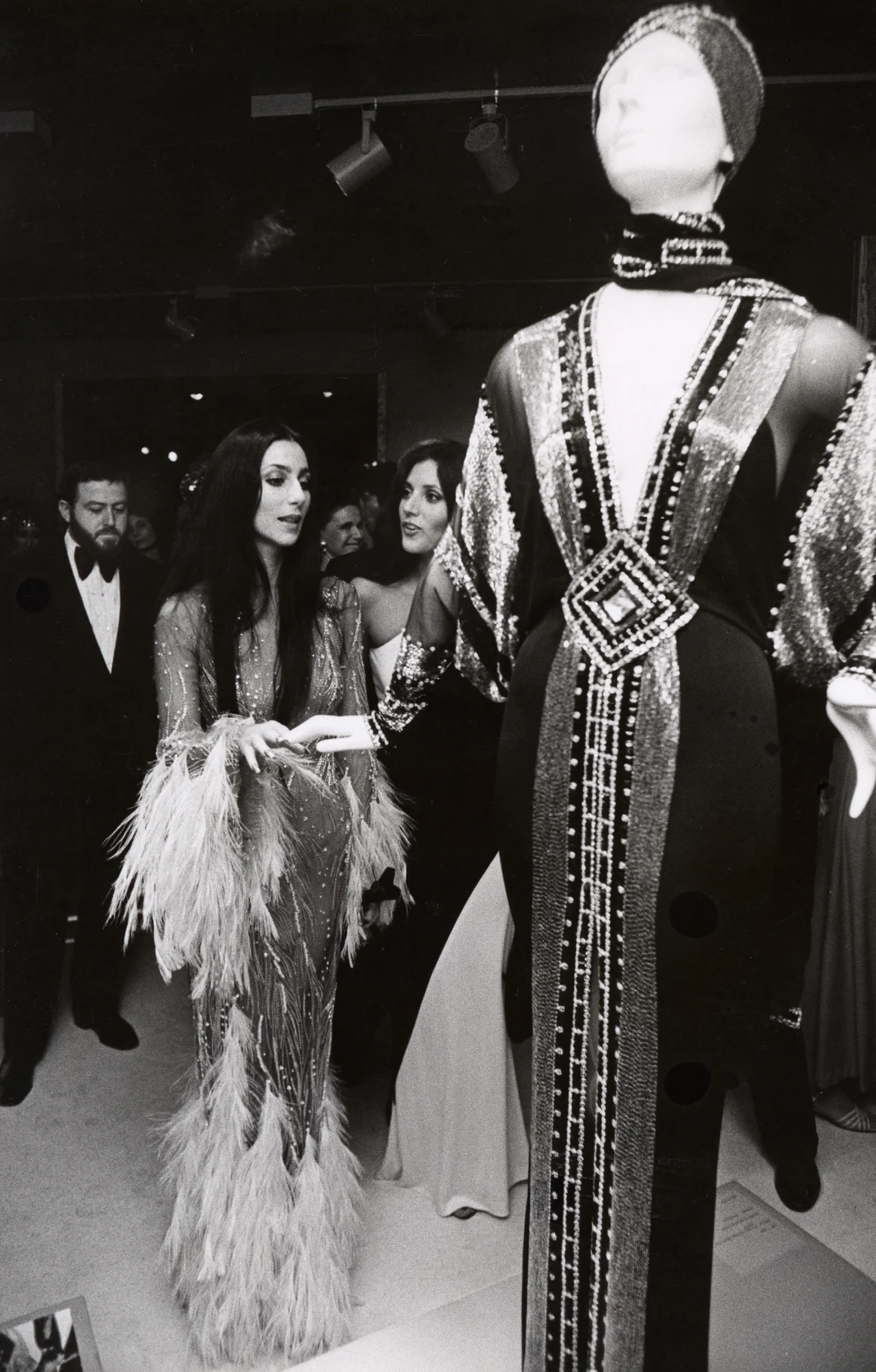 Met Gala 2025: Tôn vinh nghệ thuật may đo và phong cách Black dandyism Cher at the "Romantic and Glamorous Hollywood Design" exhibition at the Metropolitan Museum of Art. Ảnh: Ron Galella/Getty