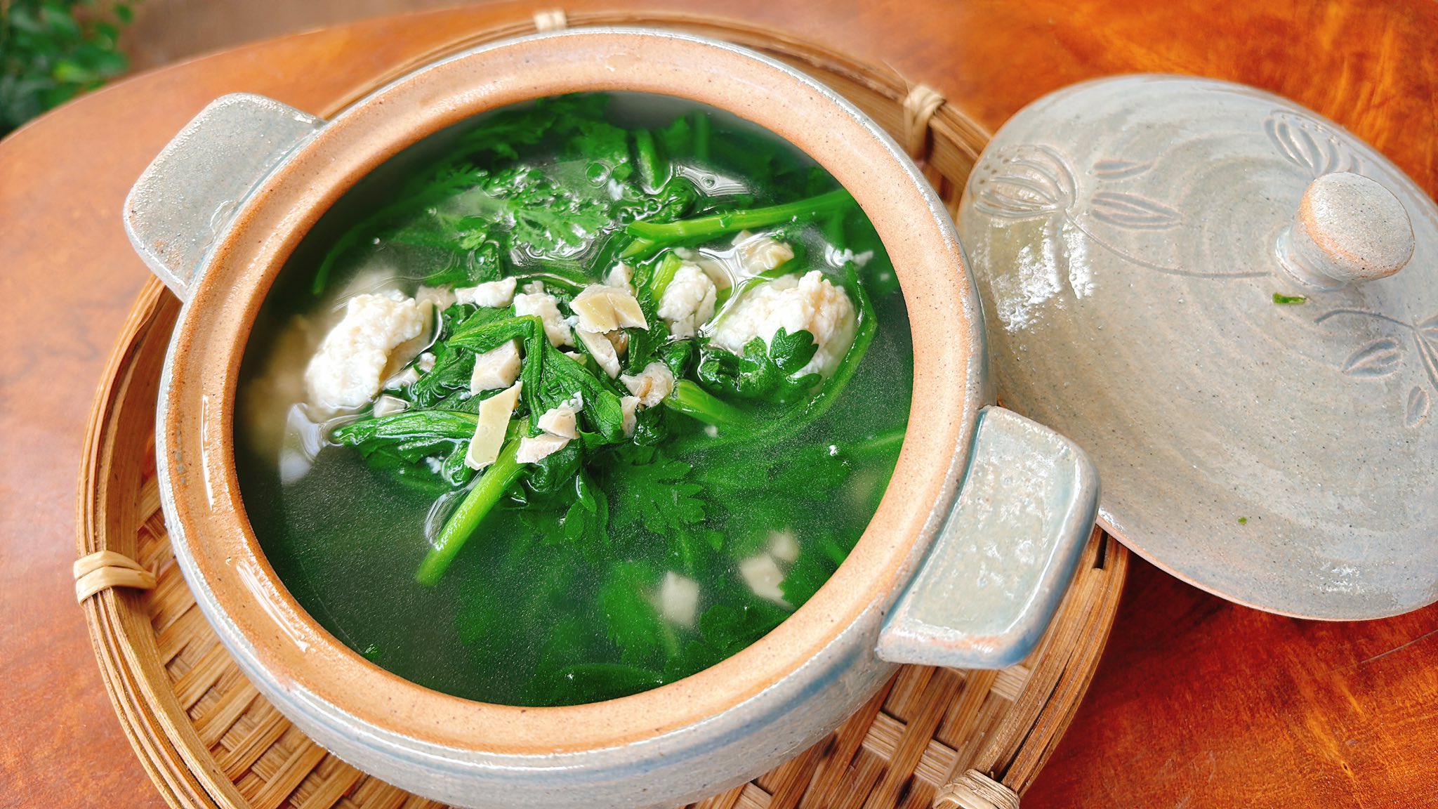 Canh cải cúc (tần ô) nấu nấm - món canh này siêu đơn giản. Cắt nhỏ nấm sau đó cho vào nồi nước nấu sôi khoảng 10 phút, kế tiếp cho rau vào nấu sôi 2 đến 3 phút, nêm hạt nêm và muối vừa ăn.
