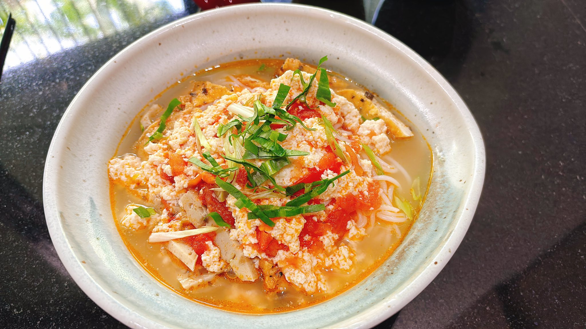 Bún riêu chay - Có rất nhiều cách làm bún riêu chay nhưng cách làm này tương đối là đơn giản các bạn chỉ cần mua được óc đậu ngon. Óc đậu được bán ở hàng đậu hũ, Các bạn có thể đặt trước, còn ở trong Nam thì món óc đậu rất sẵn vì các hàng đậu họ làm ngay tại chỗ.