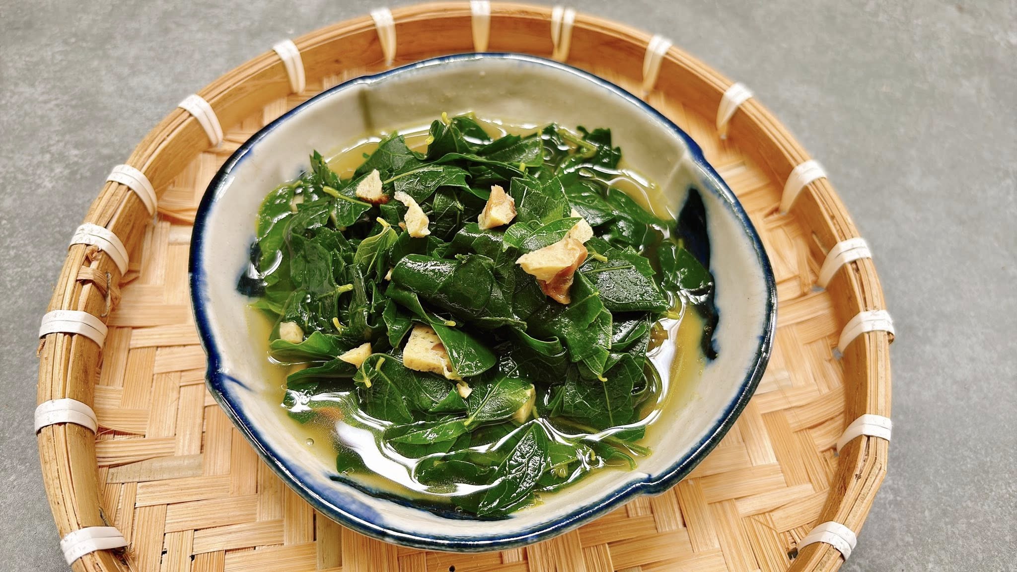 Canh rau ngót nấu nấm - món ăn quen thuộc, giản dị nhưng lại mang đến cảm giác rất “nhà” – nhẹ bụng, thanh mát mà vẫn đủ chất.