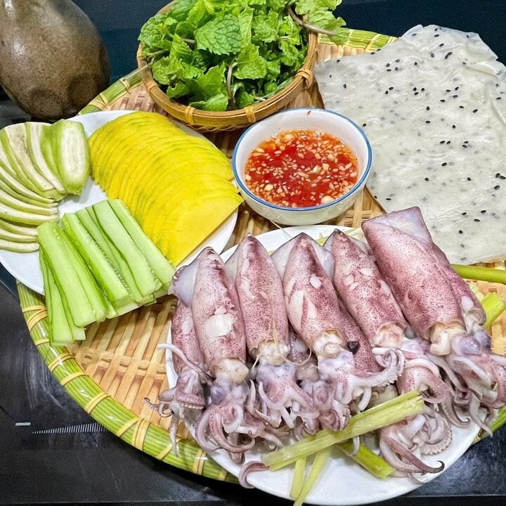 Mực hấp cuốn rau muống