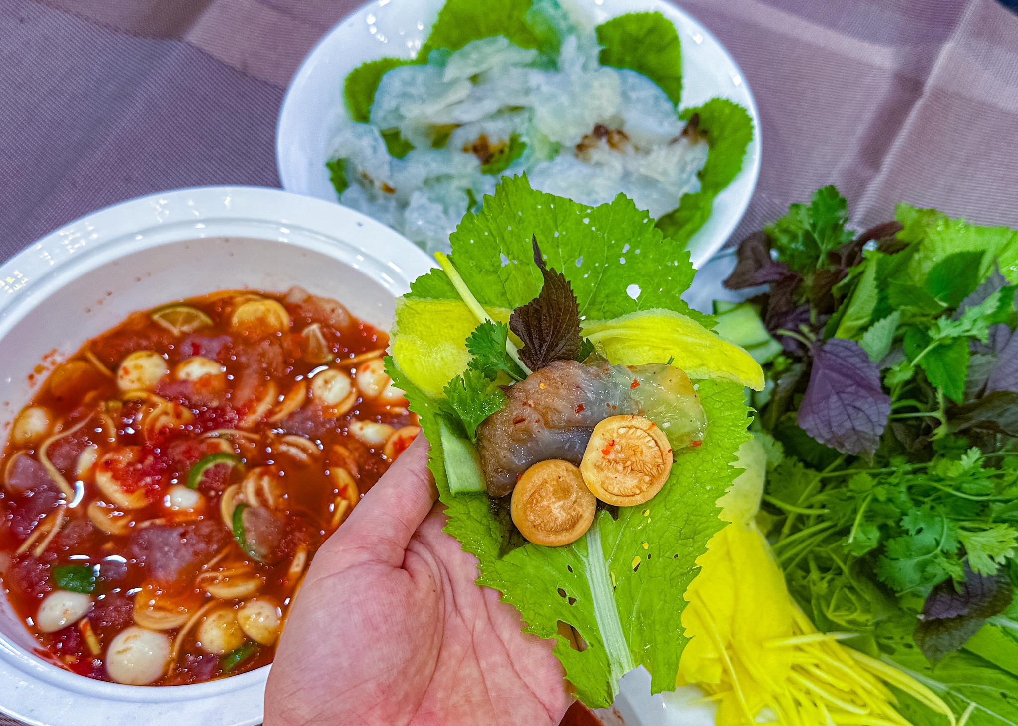 Cách Làm Sứa Ngâm Mắm Nhĩ Cà Pháo: Món Ngon Giòn Cay, Ăn Là Ghiền Sứa và cà gói ăn cùng rau sống, ăn hoài không chán.