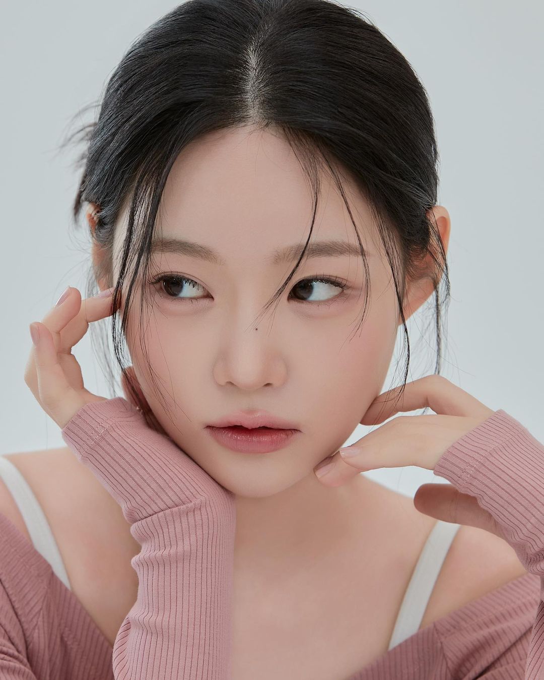 7 xu hướng làm đẹp TikTok 2025 gây bão mạng xã hội Trang điểm “cold girl” được biến tấu phù hợp với mùa hè