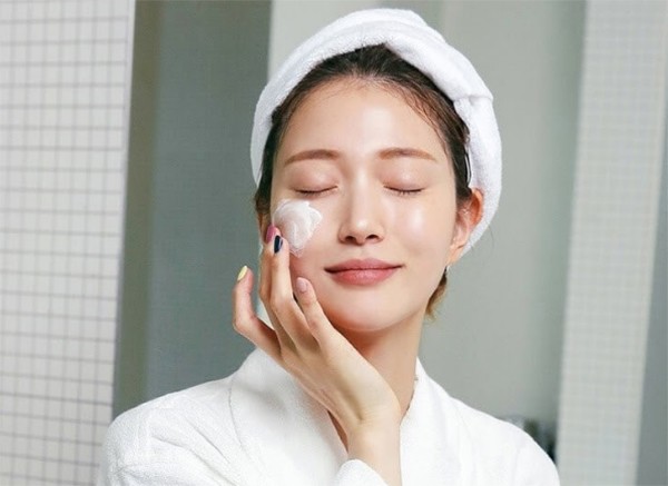 7 xu hướng làm đẹp TikTok 2025 gây bão mạng xã hội Quy trình dưỡng da 4 ngày lặp lại giúp da phục hồi và hấp thụ tốt hơn